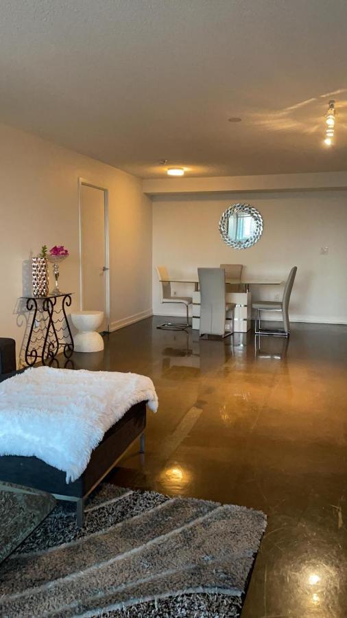 Toronto Downtown Luxurious Stylish 3 Bedroom 3 Bath 2 Balconies Near Rogers Centre Lakeview Condo 외부 사진